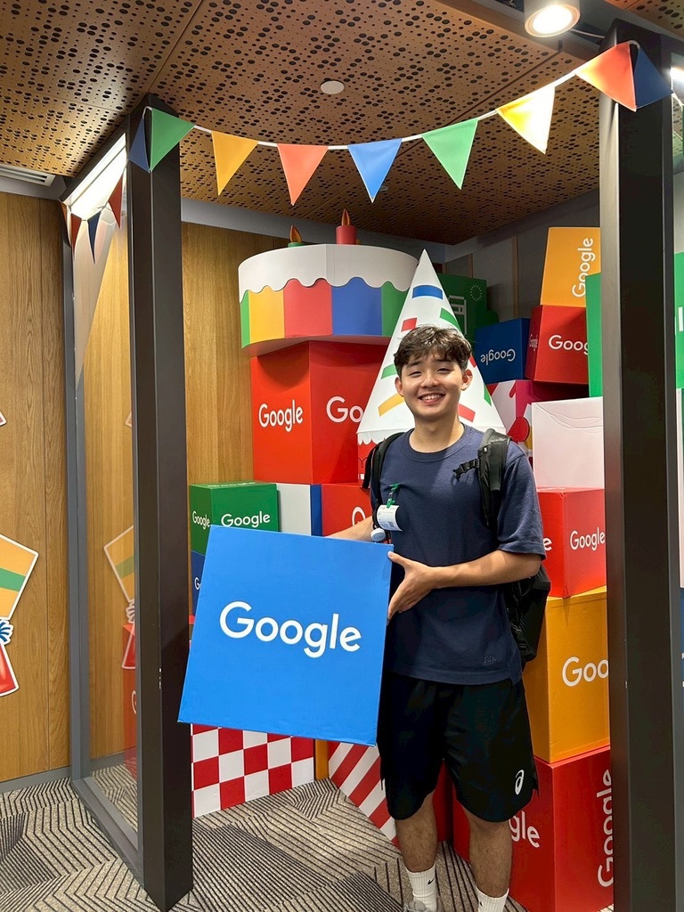 方澤享在 Google DevJam 會場拿著 Google 看板