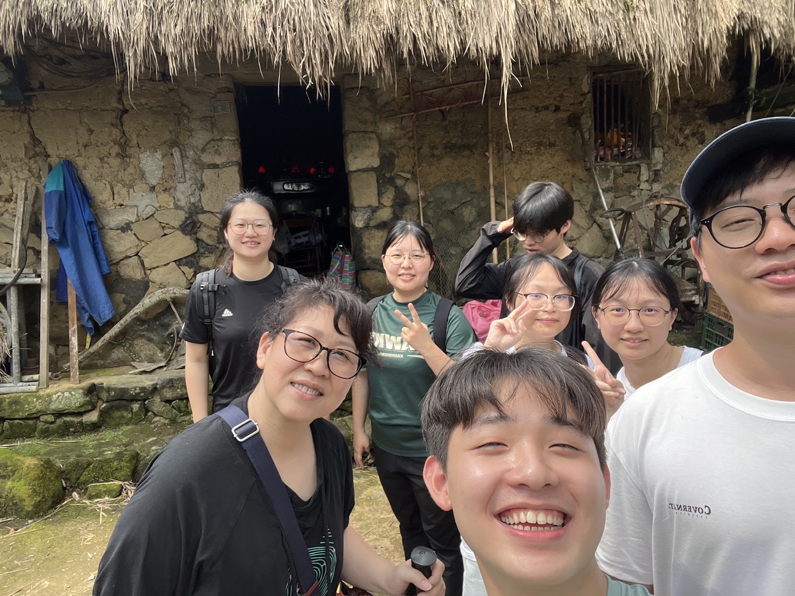 蓋亞造界團隊在深坑老屋前合照